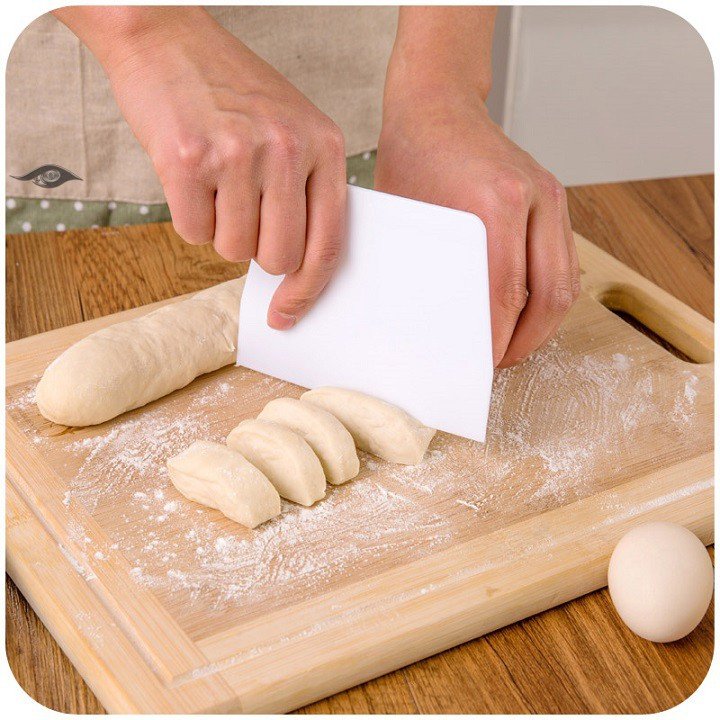 Miếng cắt và vét bột bằng nhựa - giao màu ngẫu nhiên