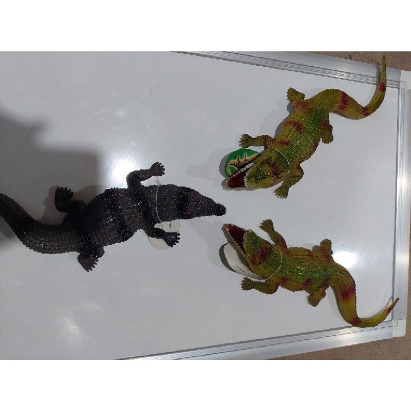 Đồ chơi cá sấu nhựa