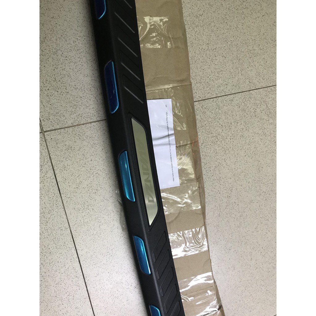 Ốp Chống trầy cốp ngoài xe Toyota Avanza loại nhựa 3D đời 2019 2020