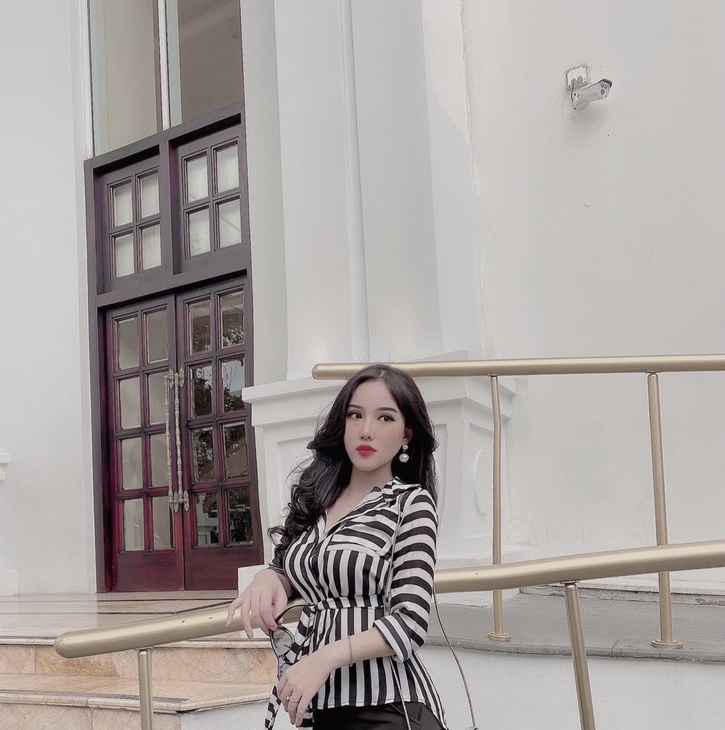 Áo sơ mi sọc đen trắng