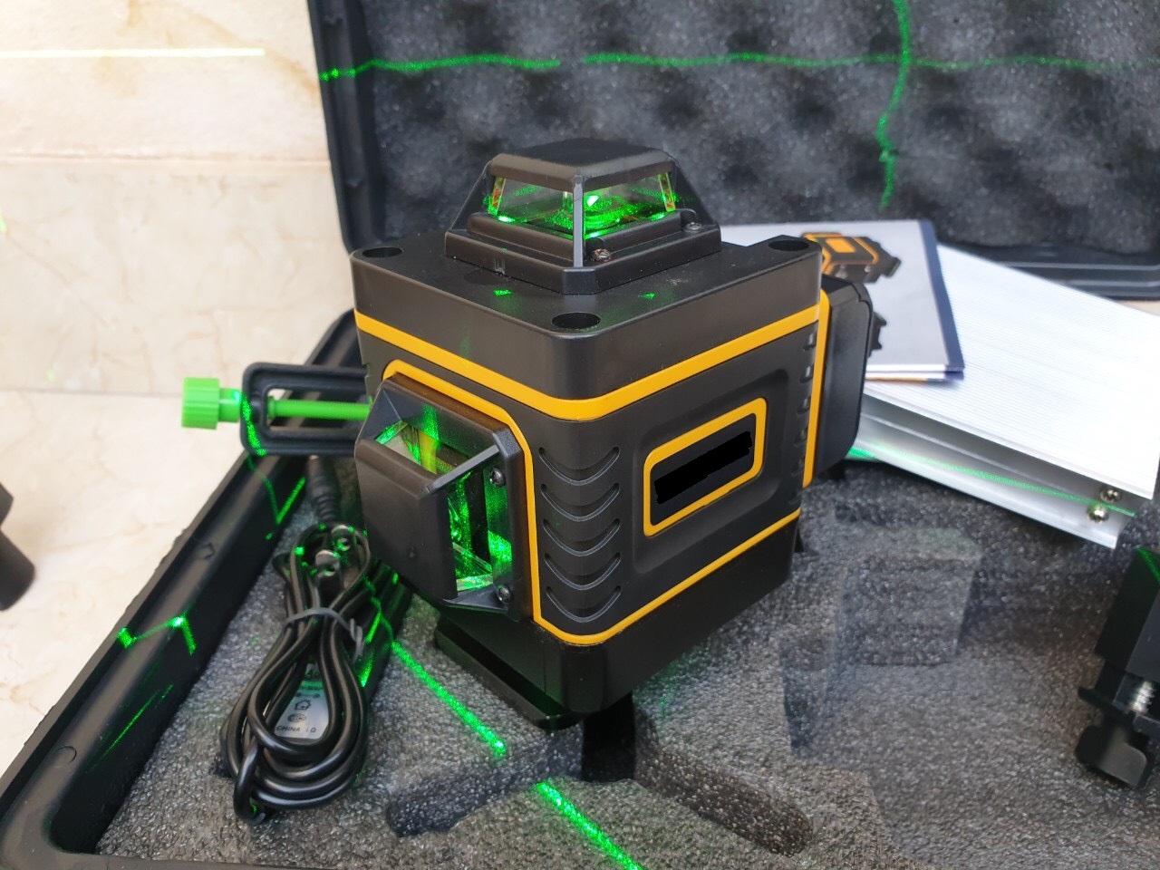 Máy cân mực lazer 16 tia xanh 3D - 360 độ,có điều khiển từ xa, tặng kèm chân máy 1,2m và giá treo, phục vụ trong xây dựng, lắp đặt, trang trí nhà cửa