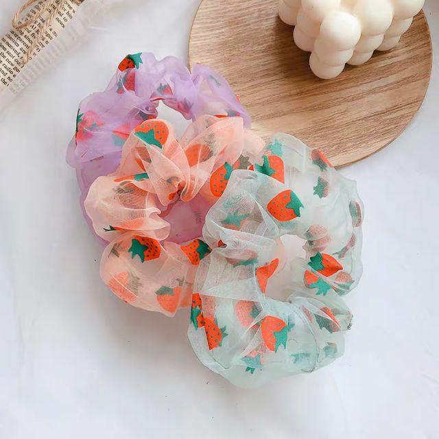 Buộc tóc scrunchies voan phối họa tiết trái dâu