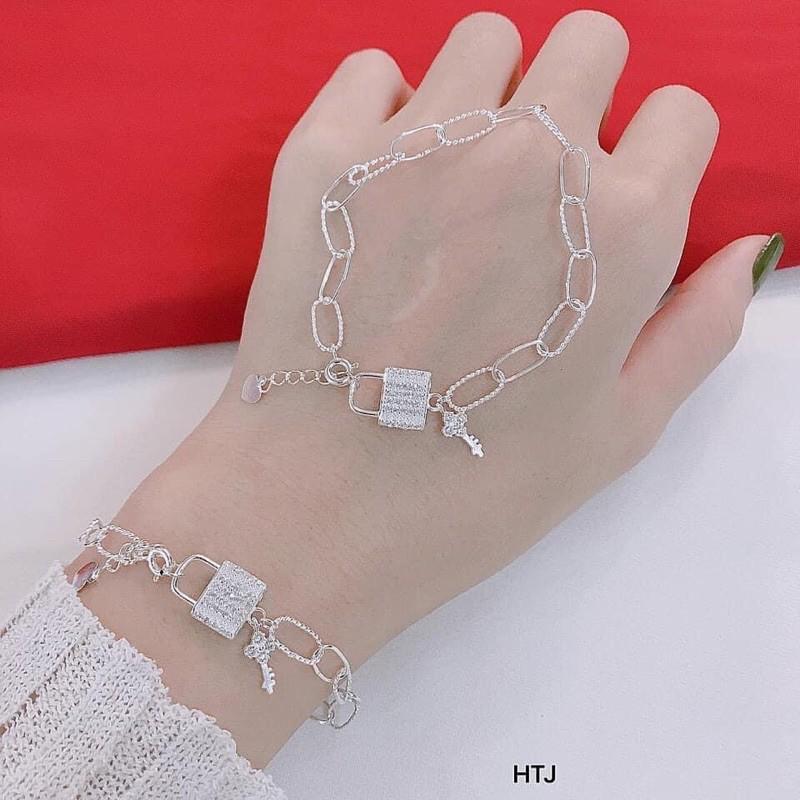 LẮC TAY BẠC TA TREO KHOÁ XINH XẮN -