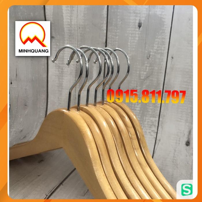 Moc treo quan ao - móc gỗ vàng cổ tròn treo quần áo nam, nữ kt rộng vai 44cm, rãnh chống trơn tuột 2 bên, đầu mắc xoay