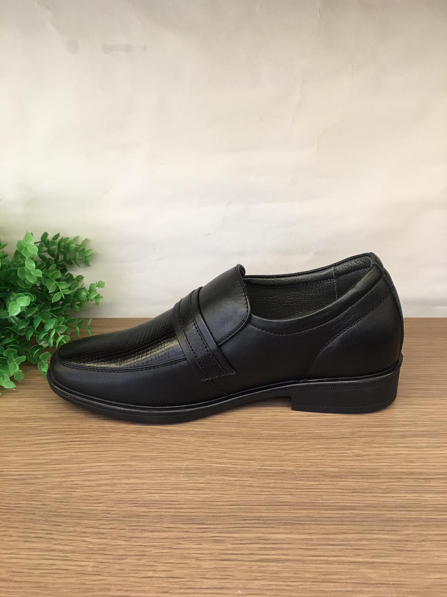 Giày tăng chiều cao da bò màu đen-TCC05