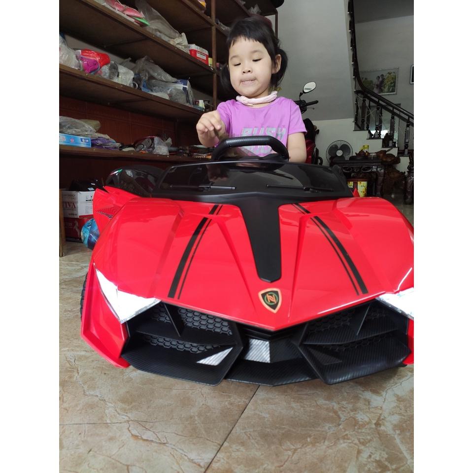 Xe oto điện 2 động cơ cho bé có nhạc đèn điều khiển từ xa