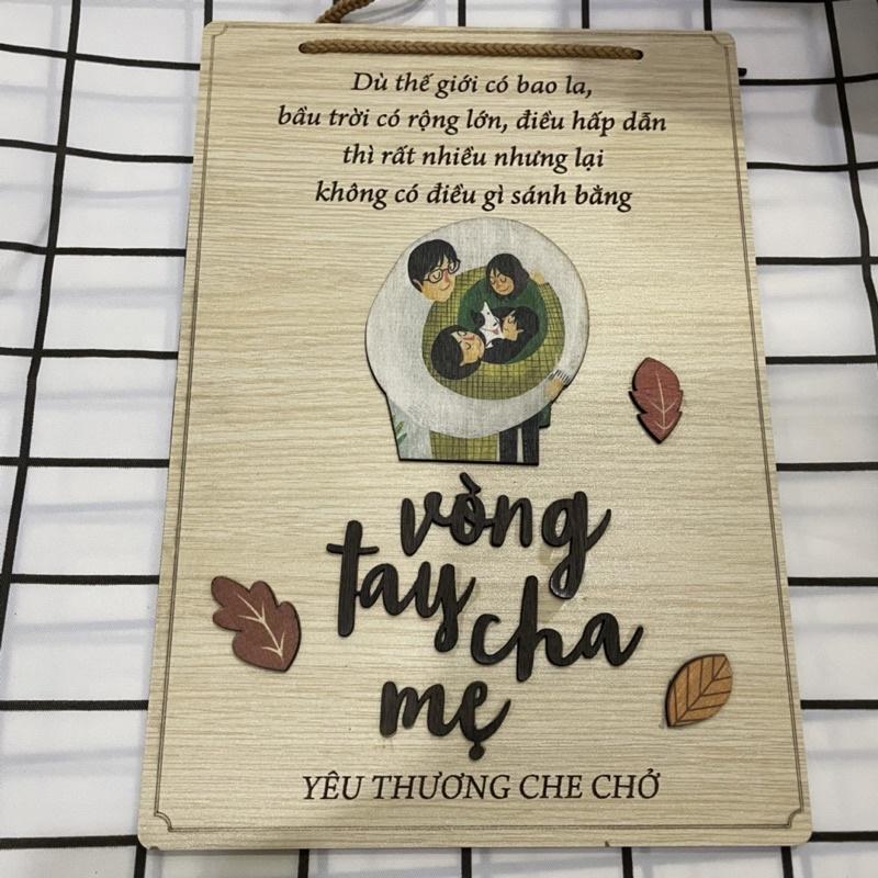 Tranh gỗ khắc chữ in nổi Gia đình Vòng tay cha mẹ kích thước 28cm tặng kèm đinh treo tường