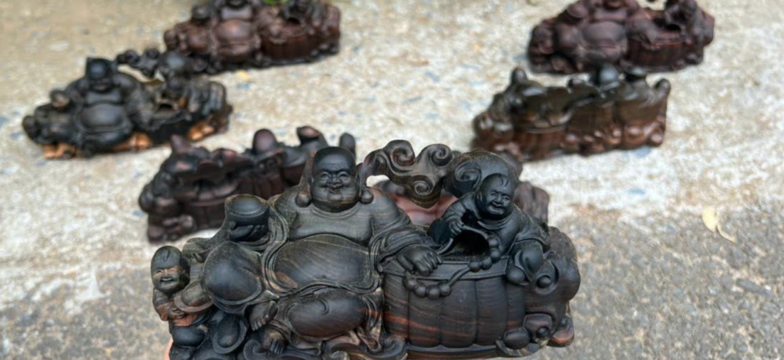 Tượng phật di lặc mini để ôtô ,láp tốp ...bằng gỗ mun hoa kt 16×8×5cm