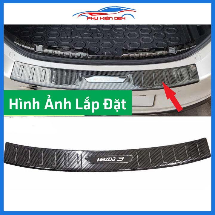 Ốp chống trầy cốp Mazda 3 2020-2021-2022 thép không gỉ vân Cacbon bảo vệ xe chống va đập