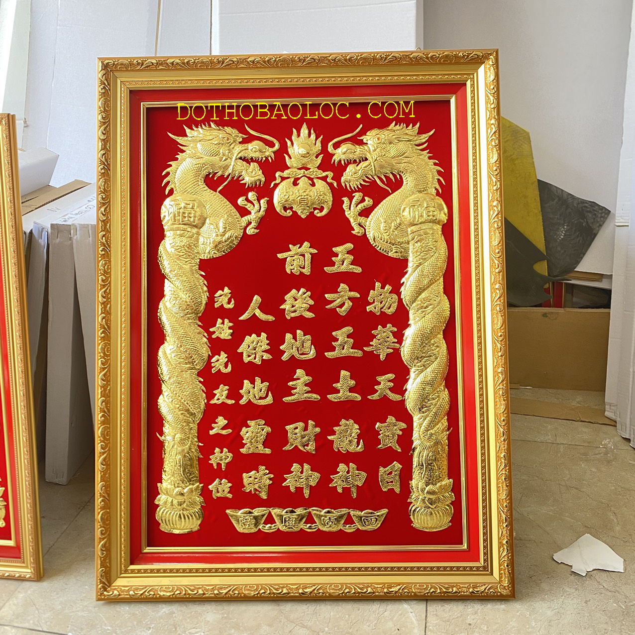 Bài vị Thần Tài Thổ Địa dát vàng 24 K 42cm x 60cm – Nền đỏ – Khung nhựa nhập khẩu