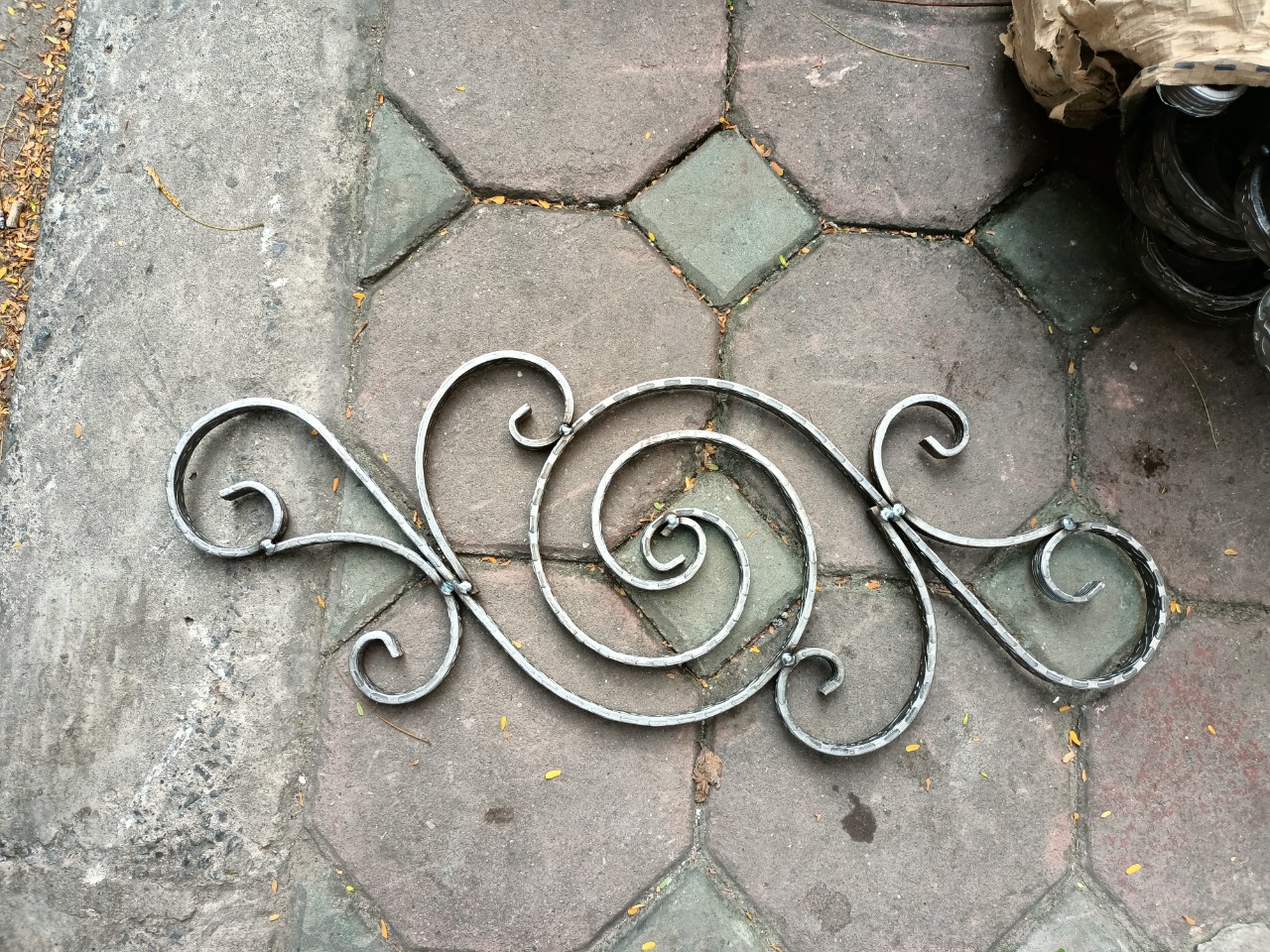 Cụm hoa trang trí sắt lập là 15x5 theo mẫu số 7