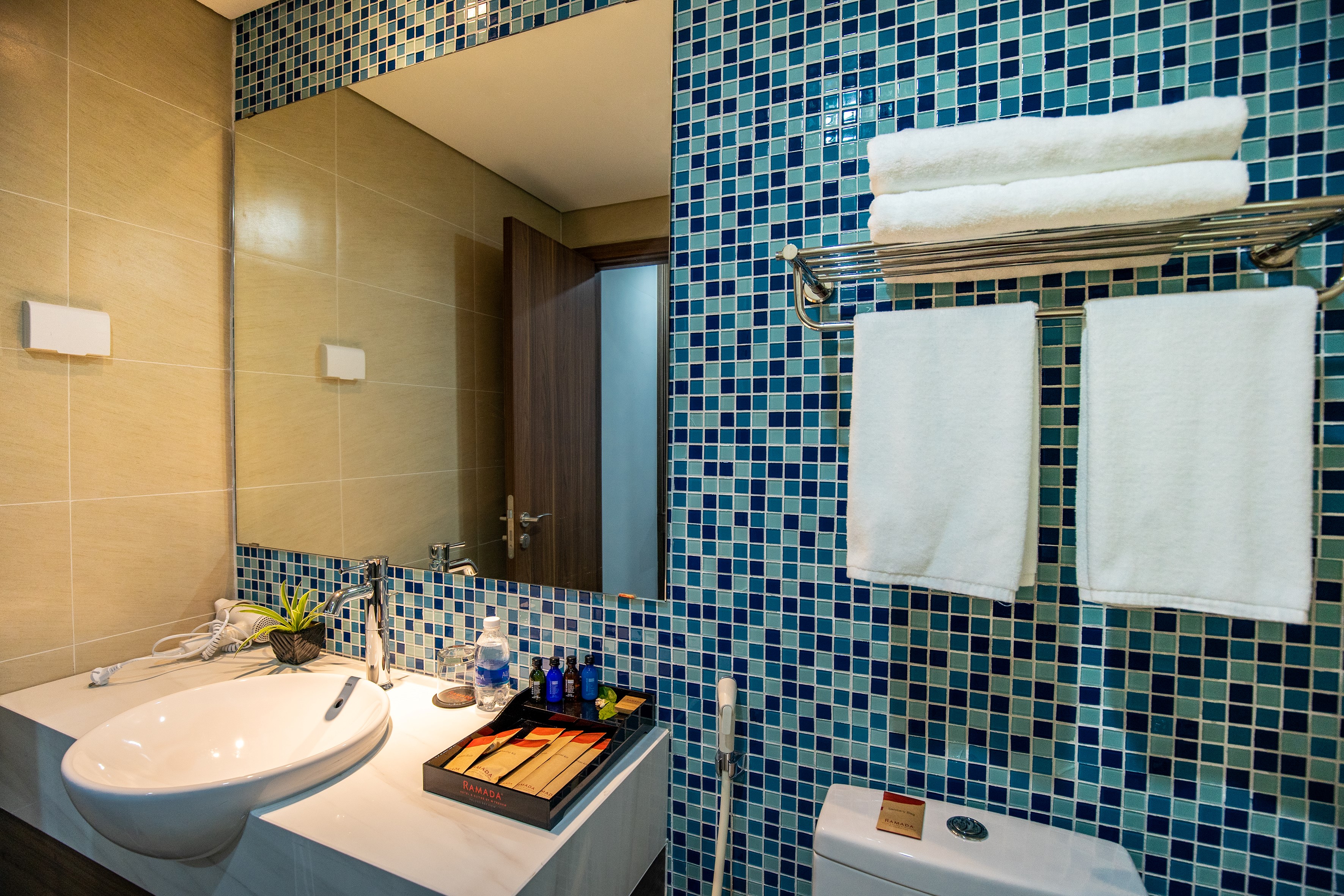 Ramada by Wyndham 4* Hạ Long - Bao gồm 2 bữa ăn, Phòng nghỉ, Hồ bơi vô cực Tầng 31, Khách Sạn Ngay Trung Tâm Hạ Long