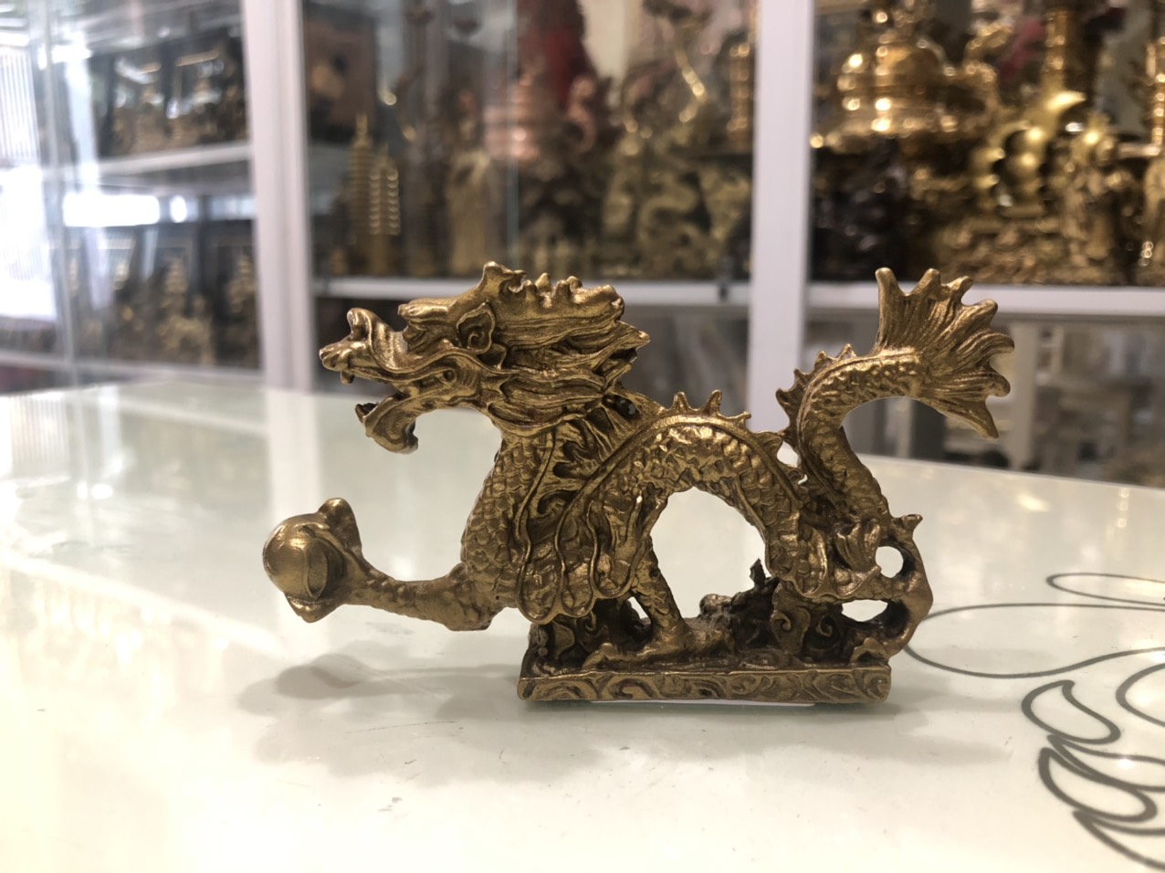 Tượng rồng cầm ngọc bằng đồng