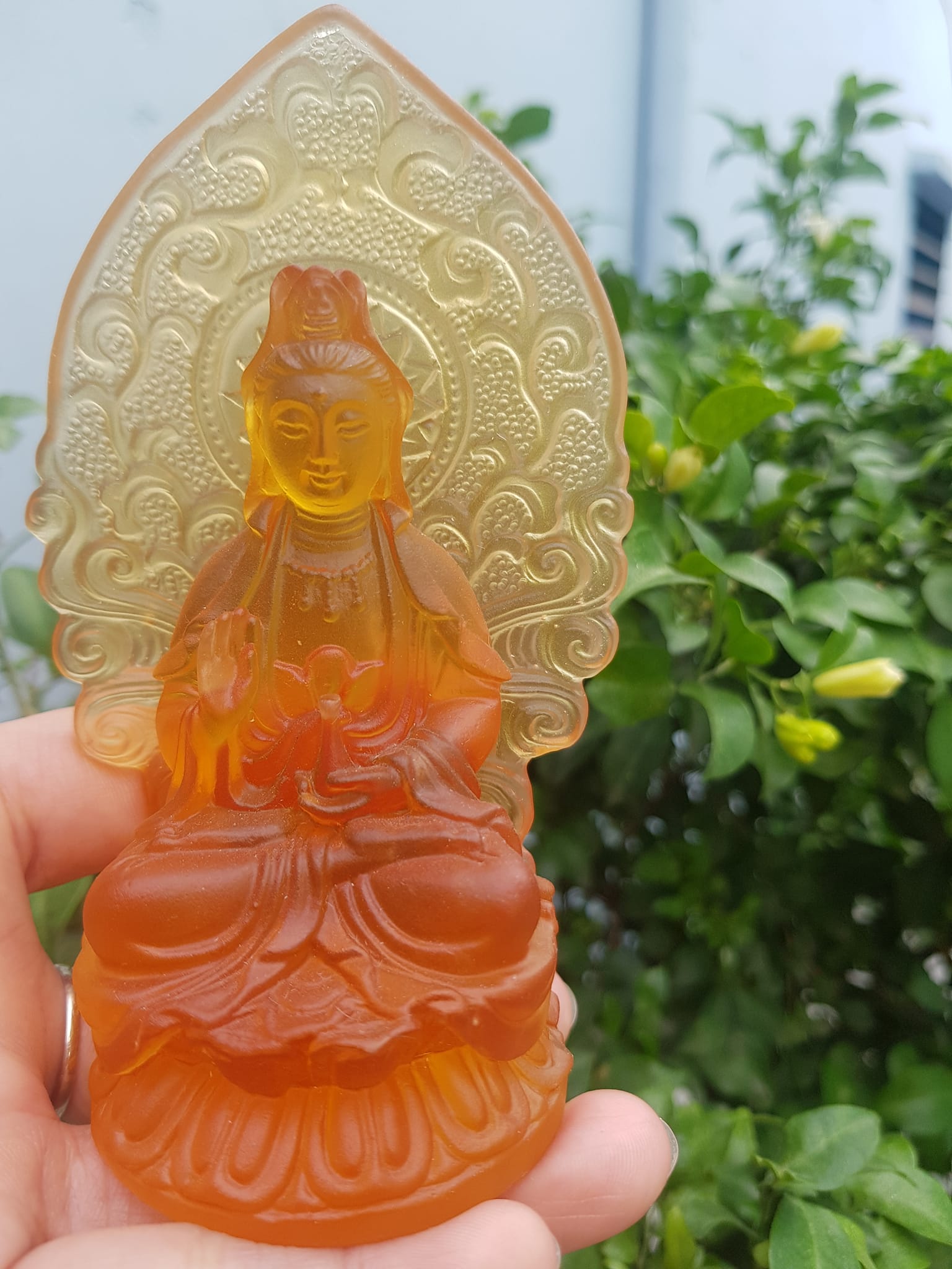 TƯỢNG PHẬT BÀ QUAN ÂM MỚI ĐÁ LƯU LY VÀNG ĐẬM ĐỂ TRONG XE HƠI hoặc BÀN cao 12cm x đk 7cm x đế 5cm Mệnh KIM mệnh THỔ mệnh THUỶ ạ