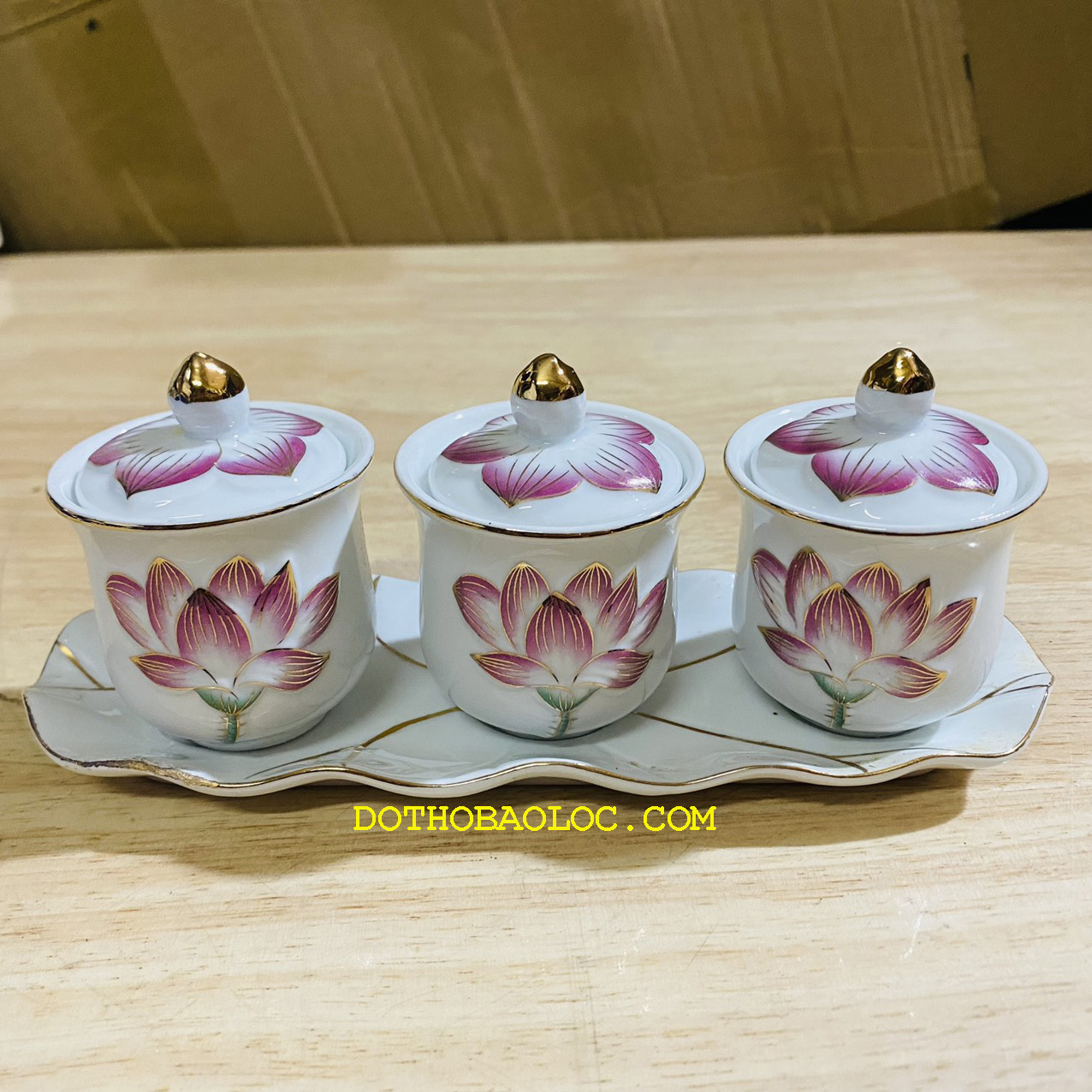 Chum nước thờ có nắp bạch ngọc sứ hoa sen tím nổi 2 loại: bộ 3 ly và 5 ly