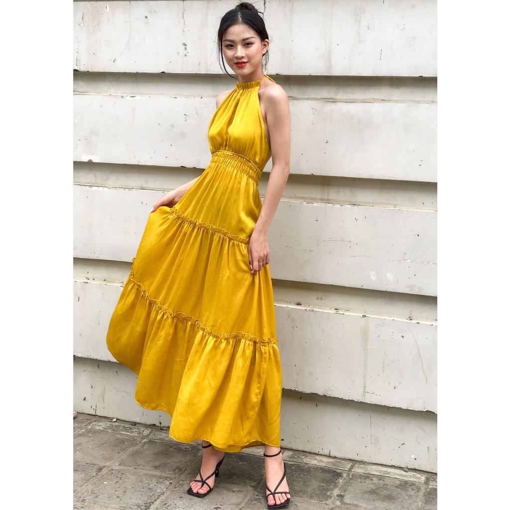 KIOBI – Đầm yếm form dáng maxi, nhún thun eo co dãn, lưng mở rộng gợi cảm, vải lụa nhung vàng - KID20124V