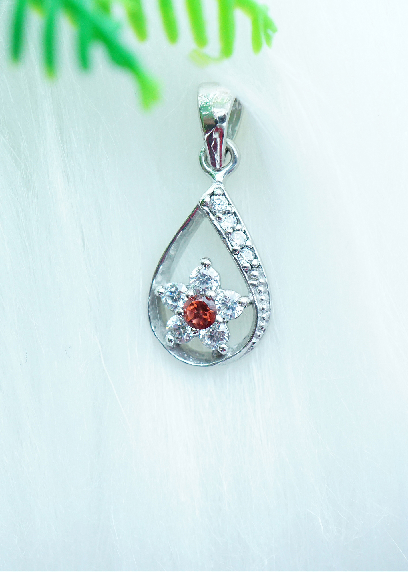 Mặt dây chuyền bạc 925 đính đá Garnet ngọc hồng lựu tự nhiên kiểu hoa MG11