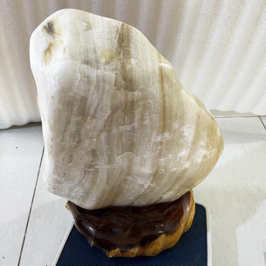 Cây đá phong thủy vân trắng cao 44 cm nặng 15 kg cho mệnh THỦY VÀ KIM