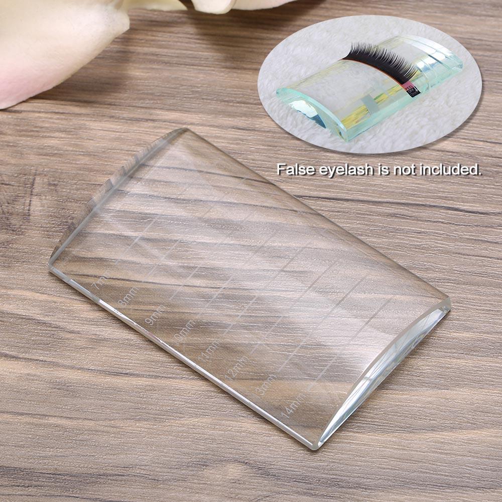 1 cái giá đỡ gắn lông mi giả bằng kính trong suốt được thiết kế cong