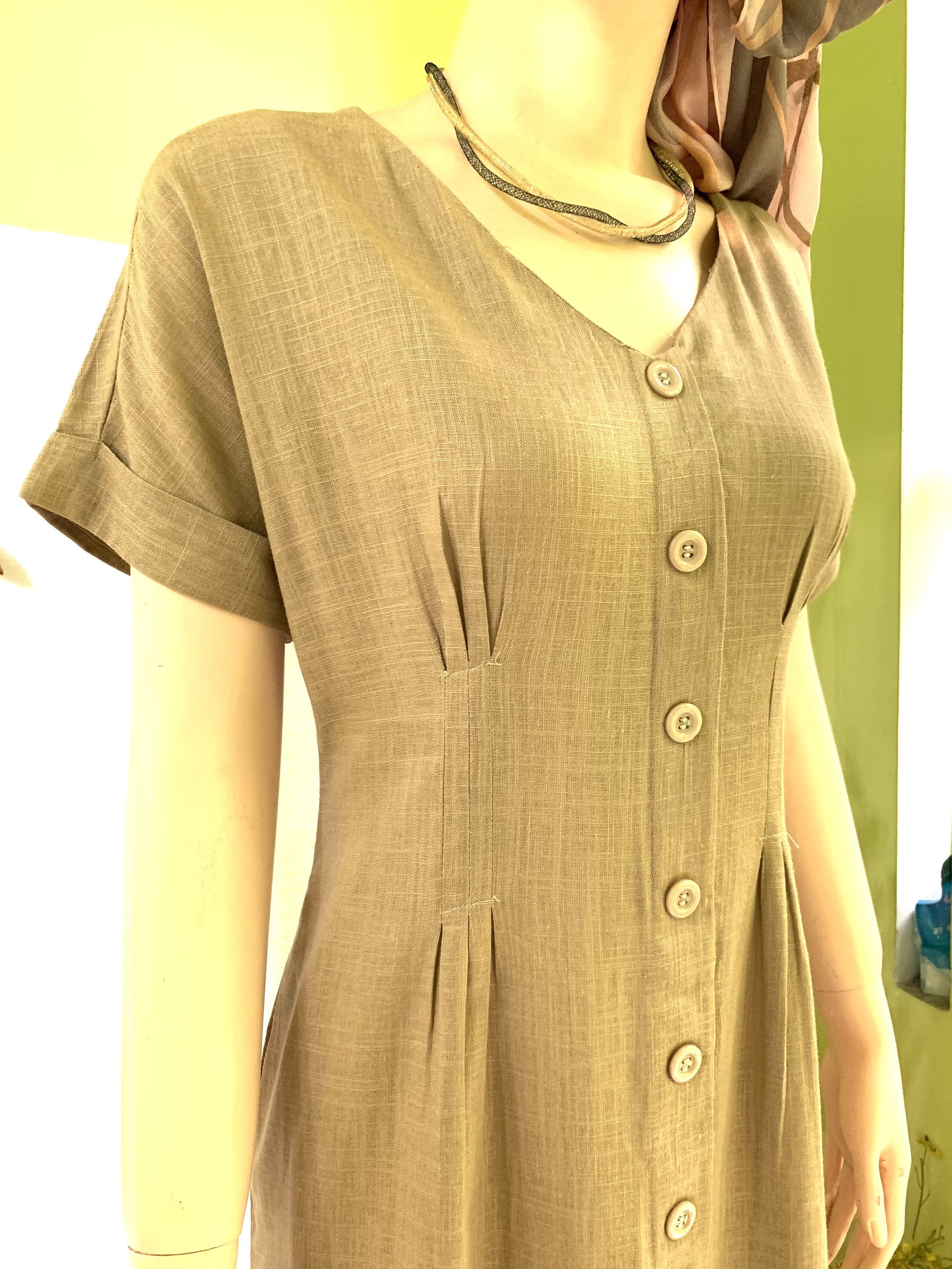 Đầm xòe linen cổ V tay lật xinh xắn