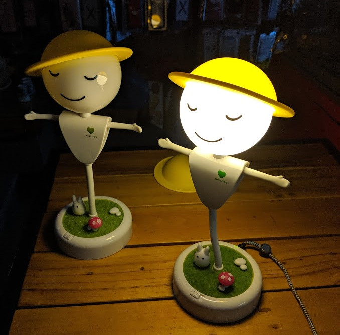 Đèn led để bàn hình chú bù nhìn rơm