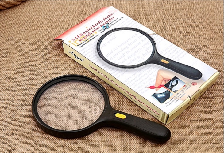 Kính lúp 1,5X-5X cầm tay dùng cho người già đọc sách báo tích hợp đèn led trợ sáng