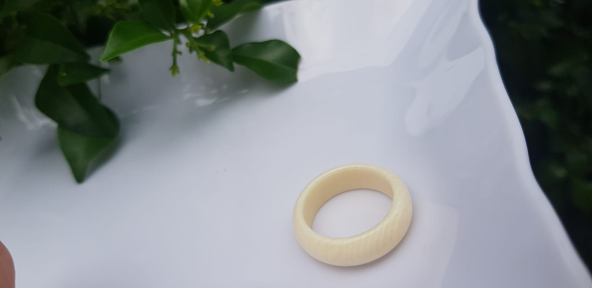 Nhẫn Nam tay nhỏ và nữ Nhẫn Ni 17mm x cao 6mm x dầy 3mm Màu trắng Ngọc Ngà vân tự nhiên đẹp sang tay ạ