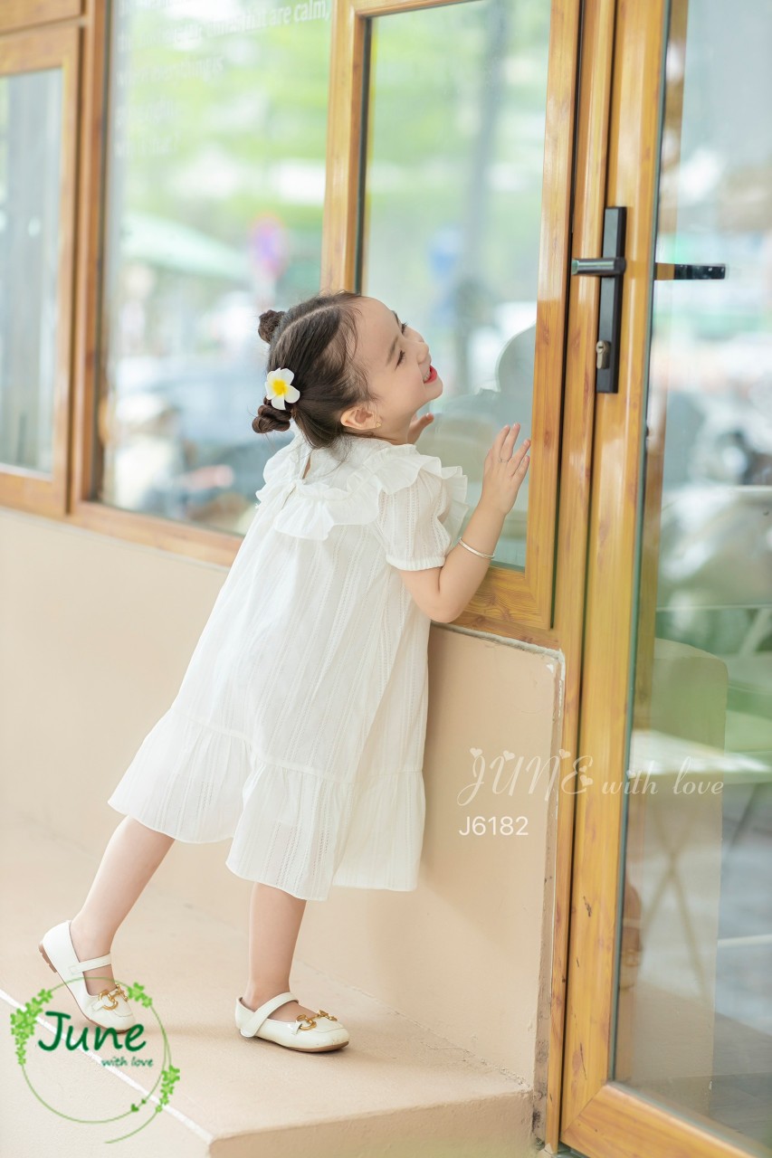 Váy hè cho bé gái màu trắng 1-10 tuổi cộc tay hàng thiết kế cổ bèo, Đầm babydoll trẻ em vải thô nhẹ thoáng mát