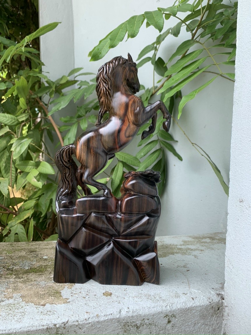 Tượng con ngựa phong thủy bằng gỗ mun kt cao 30cm