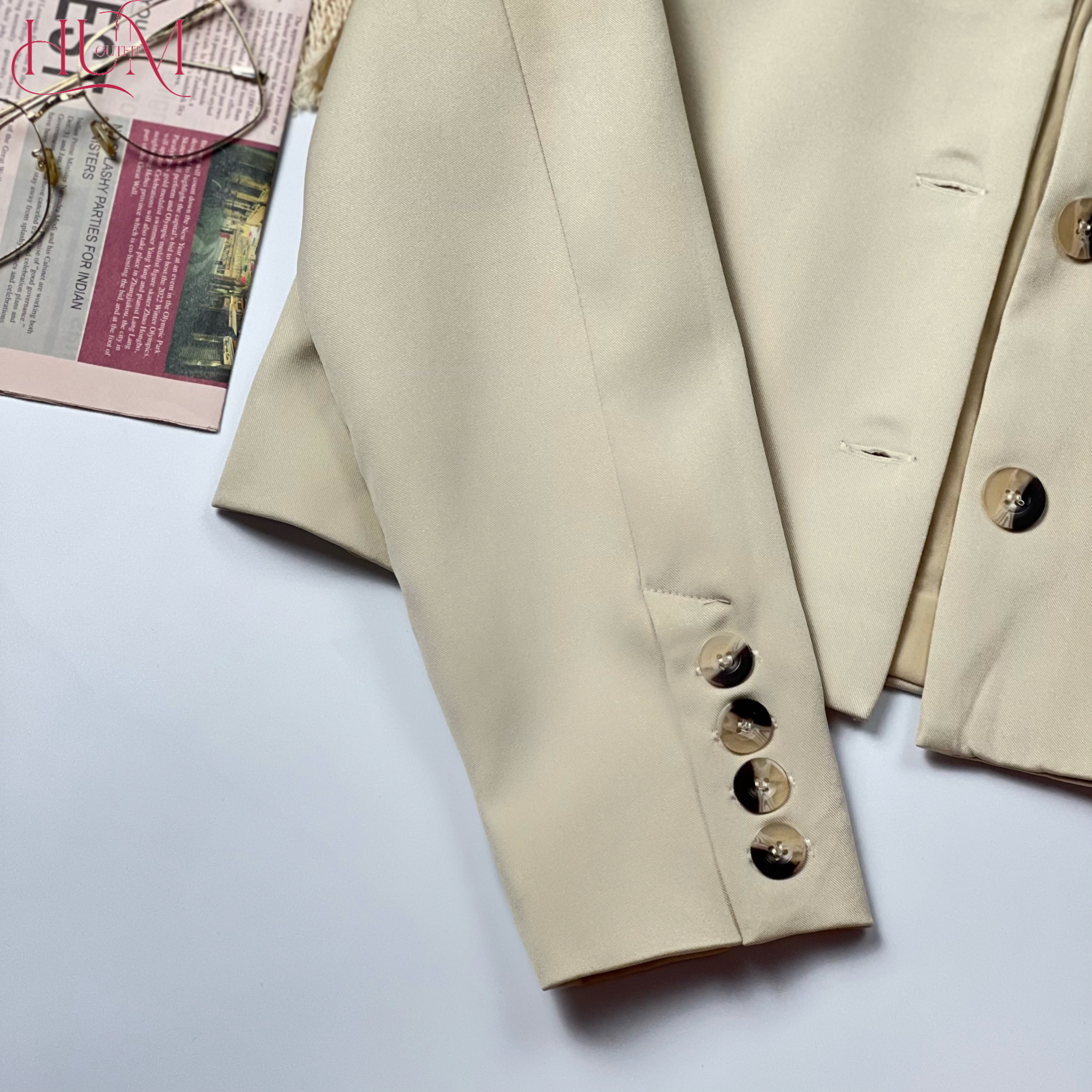 Áo Blazer, áo vest nữ thân ngắn, tay dài, form mềm mại, nút dạ vân sừng xà cừ, màu Nude nhạt, hàng thiết kế - Taurus B02