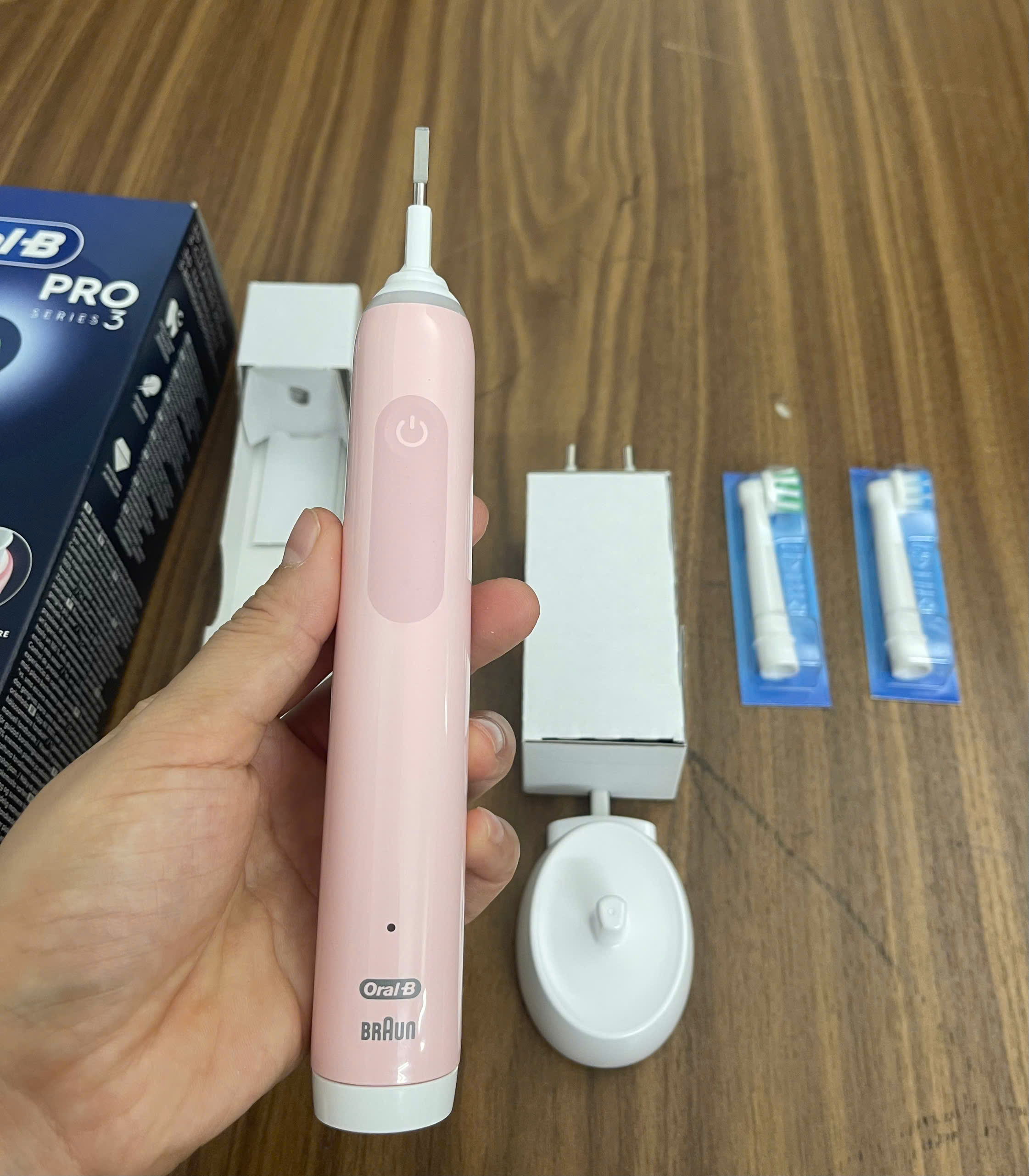 BÀN CHẢI ĐÁNH RĂNG ORAL B PRO SERIES 3 MÀU HỒNG KÈM 2 ĐẦU BÀN CHẢI Hàng chính hãng