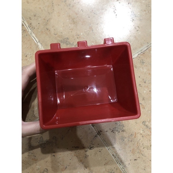 Gáo, máng nhựa vuông 12x9.5cm màu đen và màu đỏ cho gà, chim, chó, mèo...