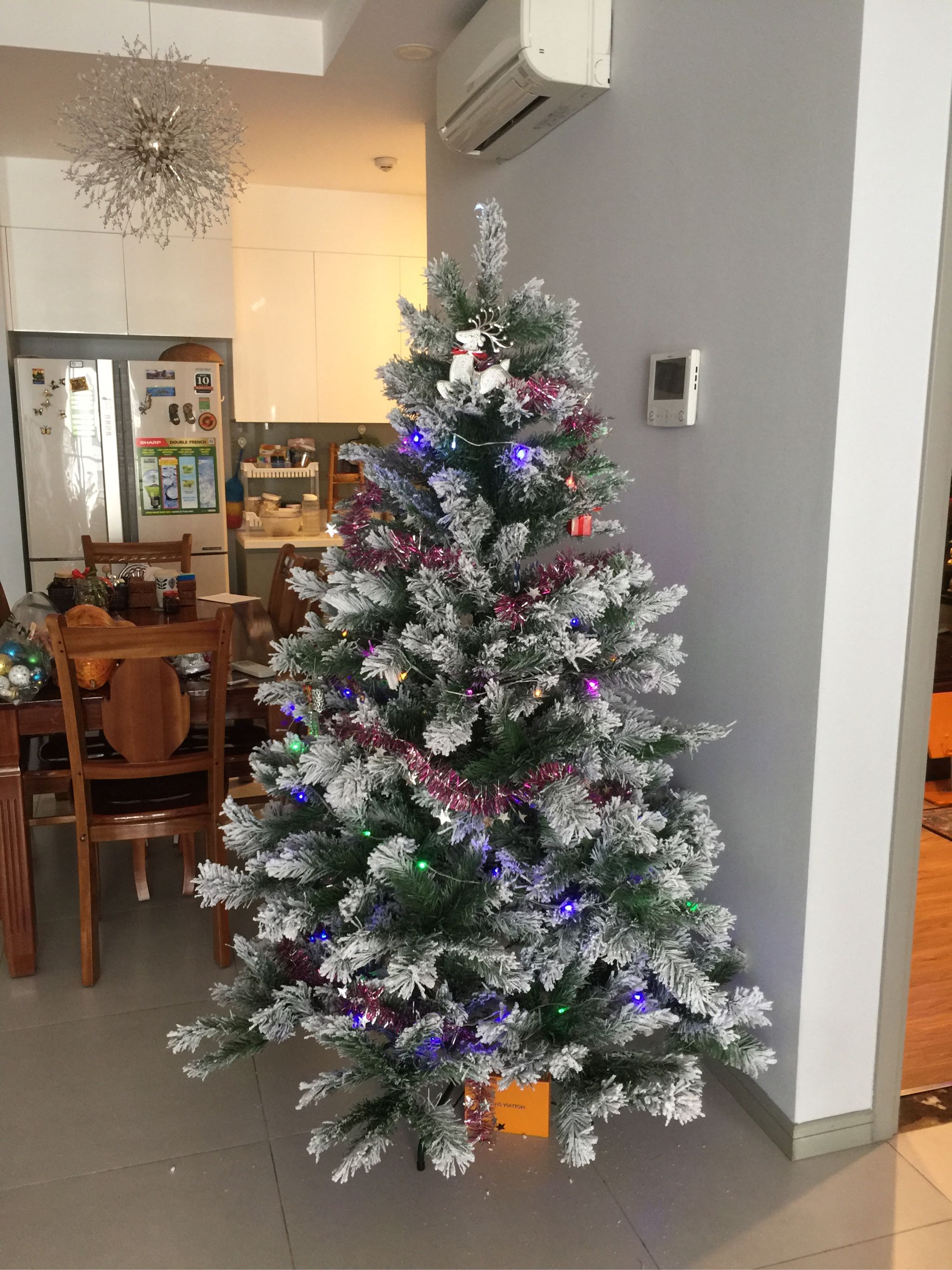 Cây thông noel phủ tuyết - Tán dày và đẹp, cây thông chắc chắn và dể tháo lắp
