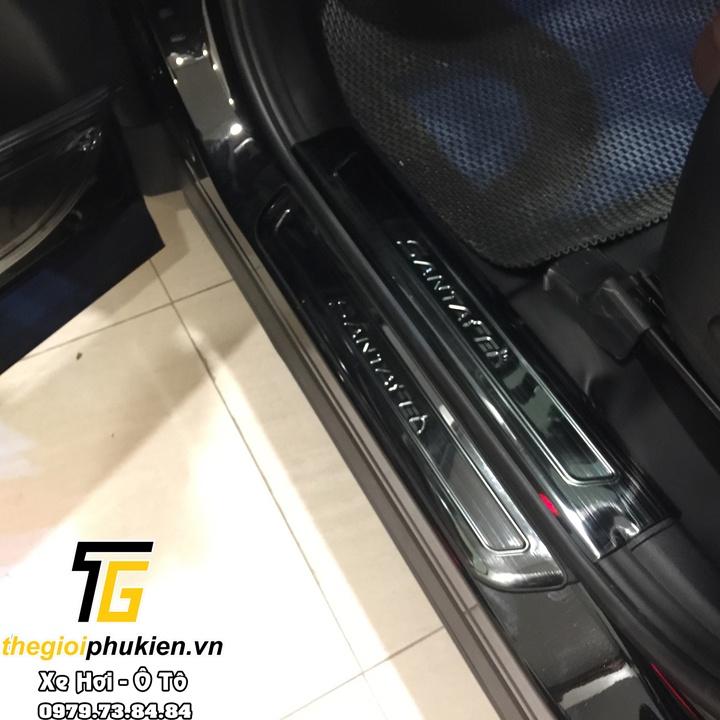 BỘ SẢN PHẨM Nẹp bước chân và ốp chống trầy cốp Hyundai Santafe 2021 - Mẫu Titan