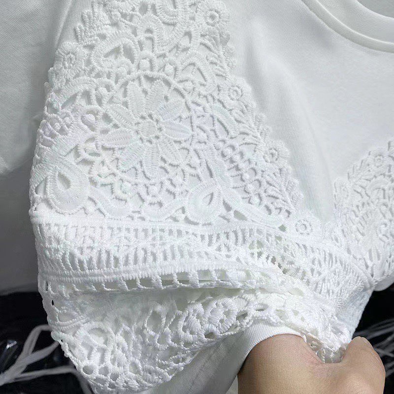 Áo thun trắng kết hợp vải ren tinh tế