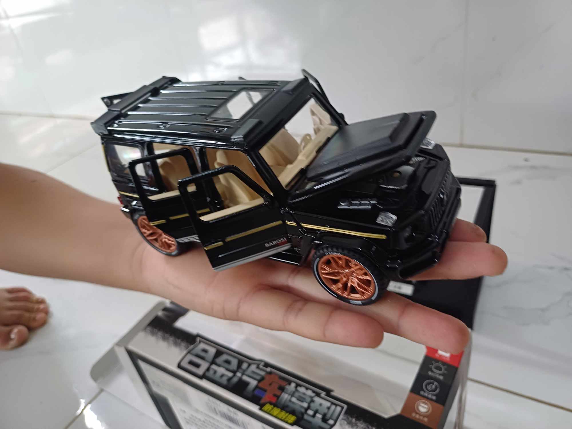 Đồ chơi mô hình xe G63 size 17x6.5x7cm mở cửa mở mui có tiếng siêu ngầu