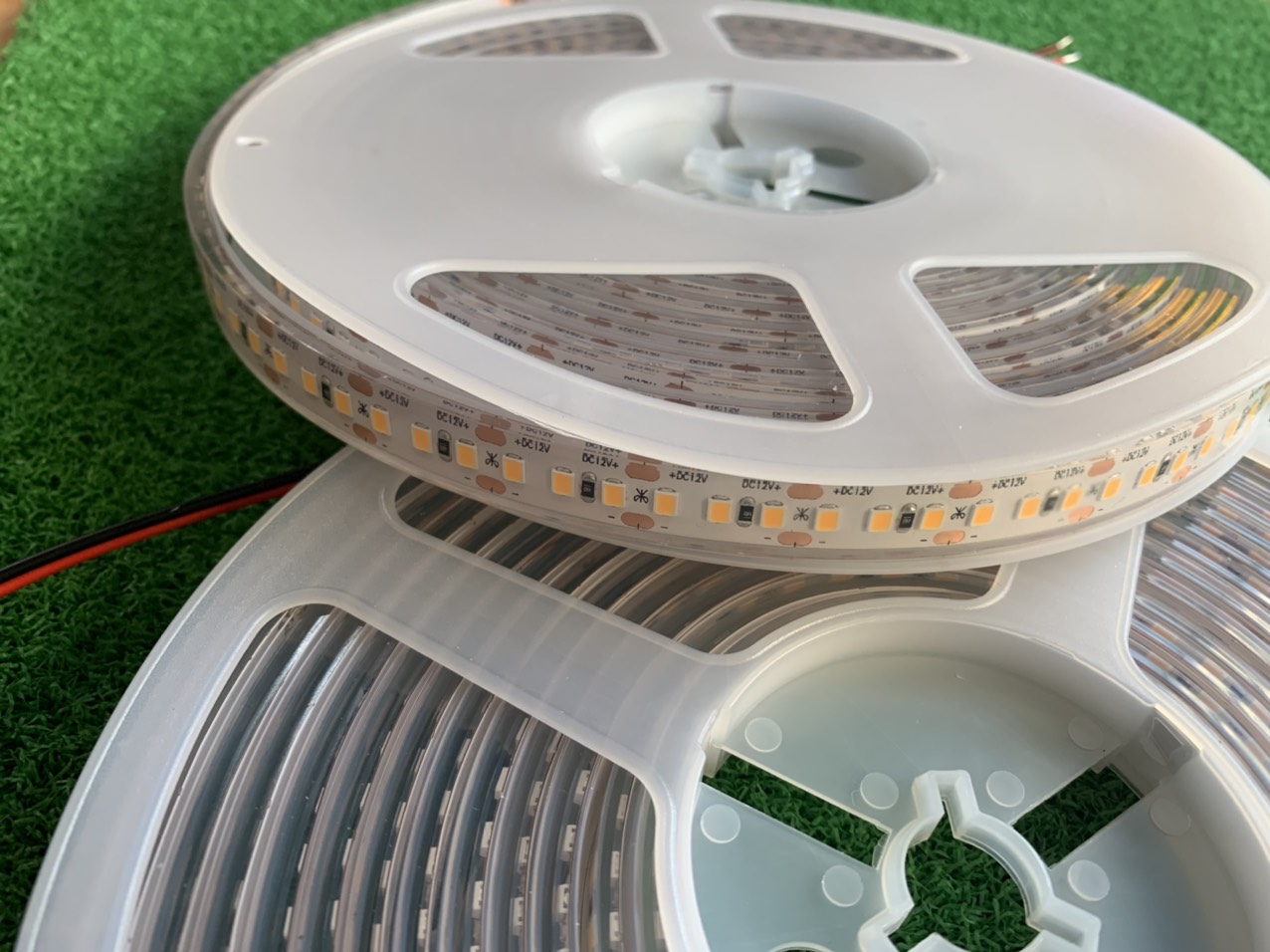 Cuộn Led dây dán 5m 12V 2835 168led/mét phủ silicon siêu sáng- siêu bền