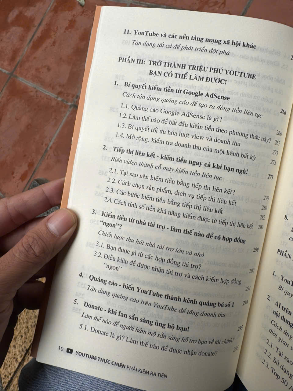 YOUTUBE THỰC CHIẾN: Phải kiếm ra tiền - Nguyễn Tiến Quốc, Luân Đức Đại - Mochibooks