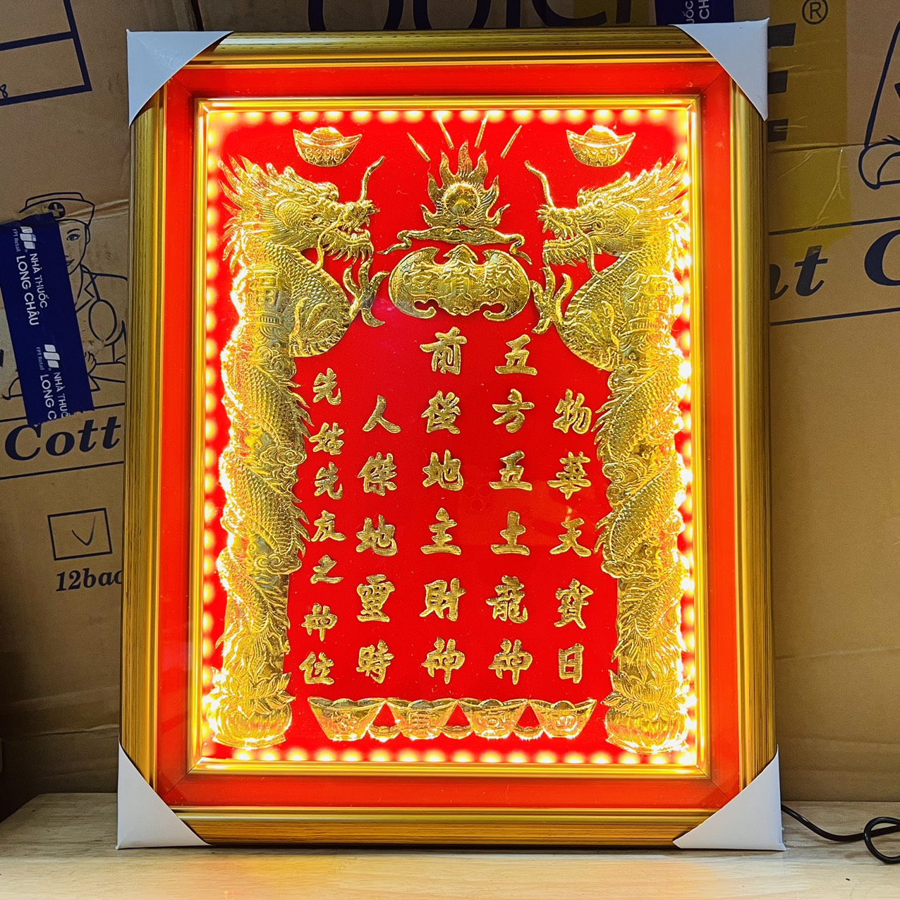 Bài vị Thần Tài Thổ Địa dát vàng 24 K 38cmx48cm khung gỗ màu vàng, có đèn