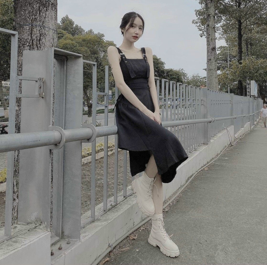 Đầm đen xoè 2 dây tà lệch đan dây eo