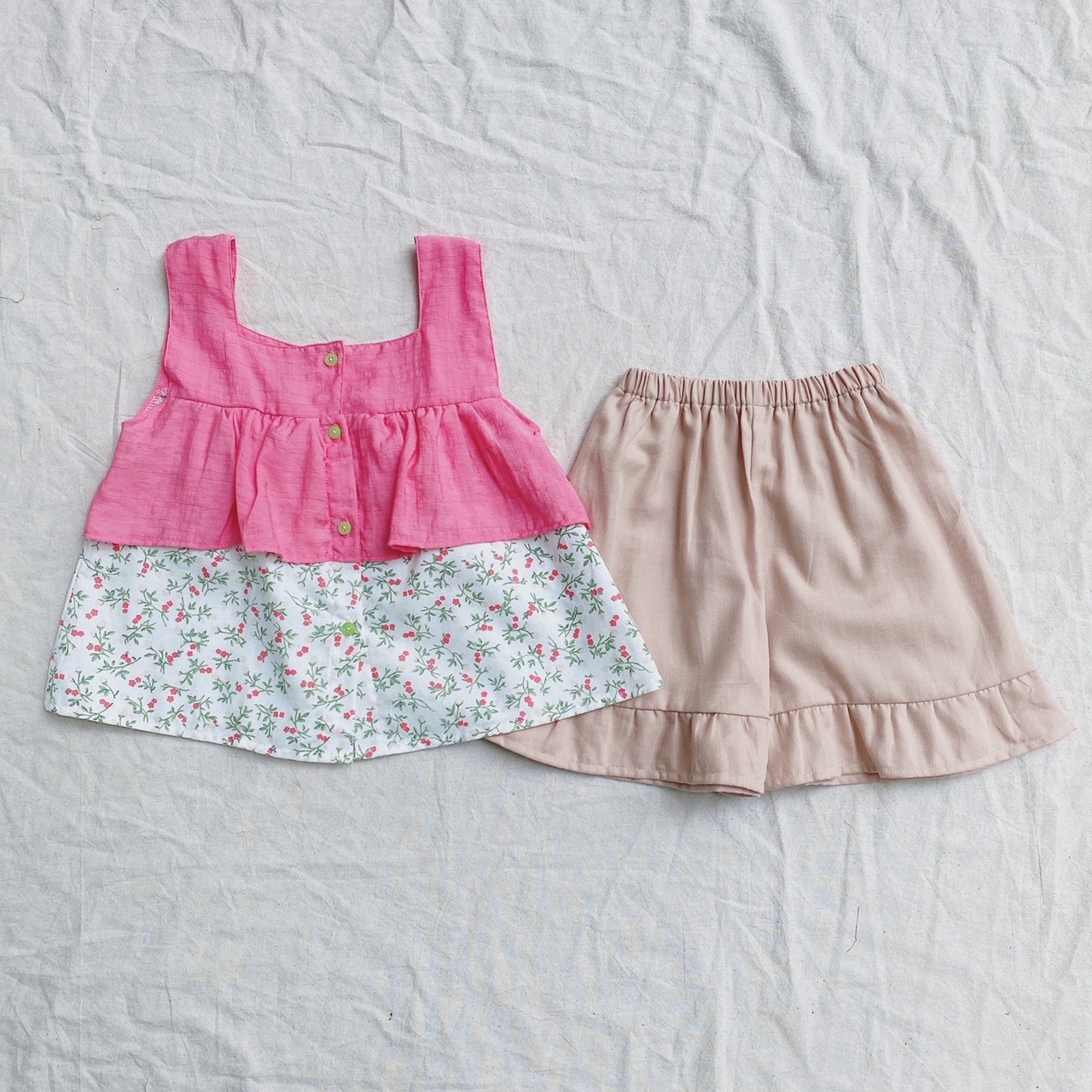 Bộ ngắn bé gái phối vải xinh xắn