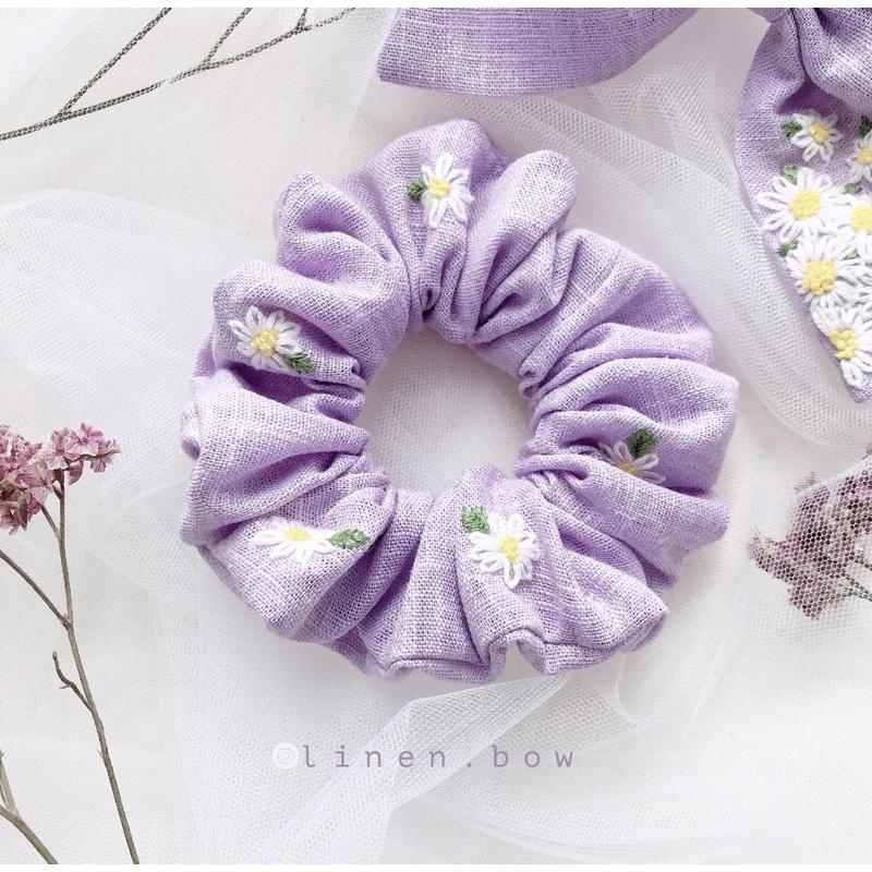 Nơ và scrunchies tím thêu hoa cúc hoạ mi