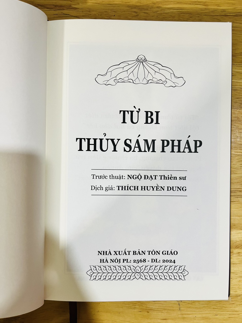 Kinh Từ Bi Thủy Sám Pháp ( Bìa cứng ép kim, bản đẹp giấy chống mõi mắt , khổ 24x16 - tặng bao sách)