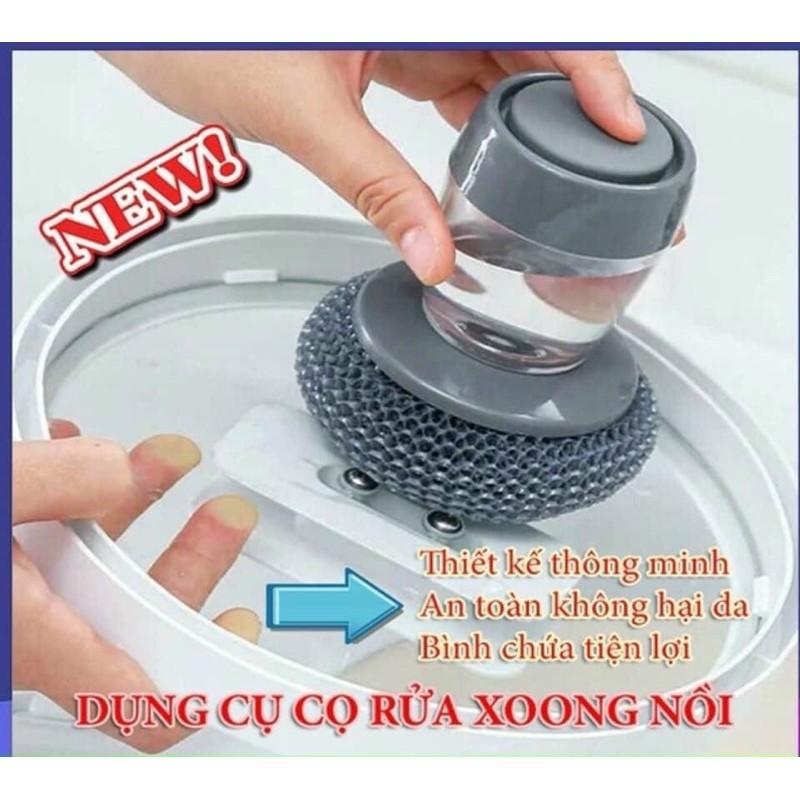 Cọ xoong nồi có khe đổ dầu, có cán cầm tay