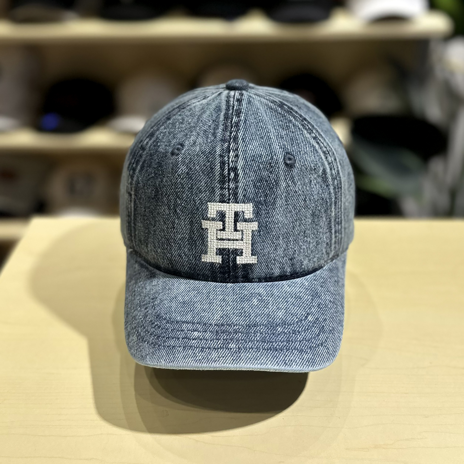 Nón kết, mũ lưỡi trai Tom phối vải jeans form đẹp thời trang đường phố