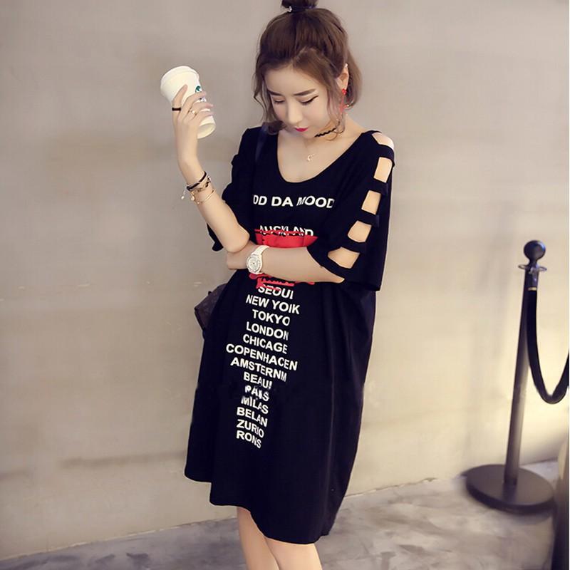 Đầm nữ ngắn tay cổ chữ U in chữ, cắt xẻ độc đáo