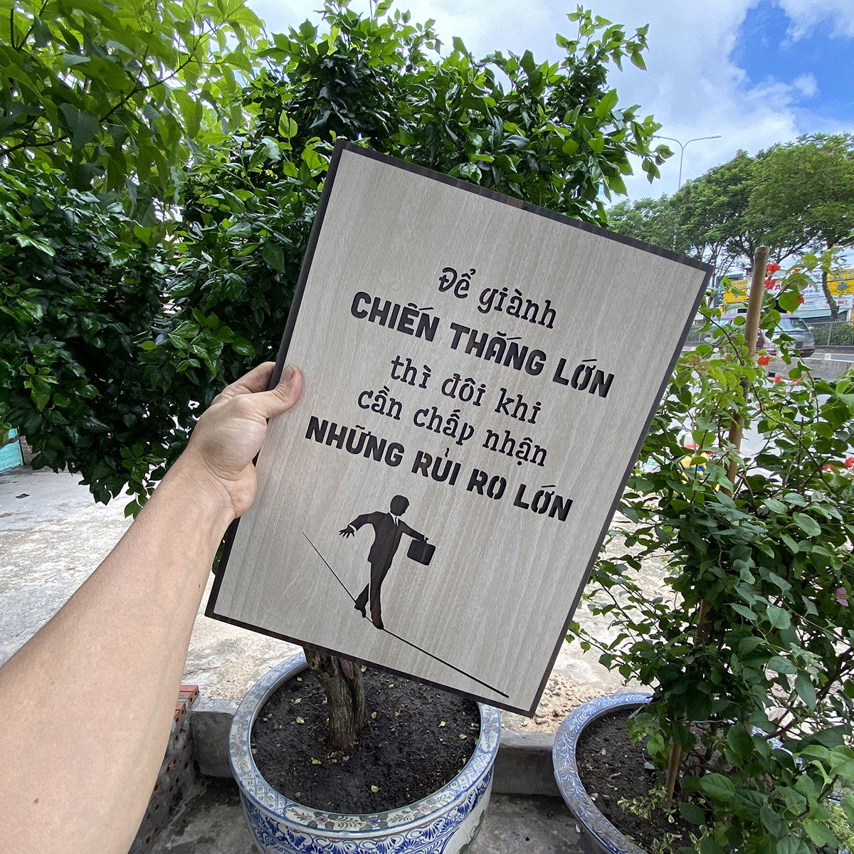 Tranh Slogan tạo động lực tinh thần làm việc học tập hiệu quả TBIG040B "Để giành chiến thắng lớn thì đôi khi cần chấp nhận những rủi ro lớn"