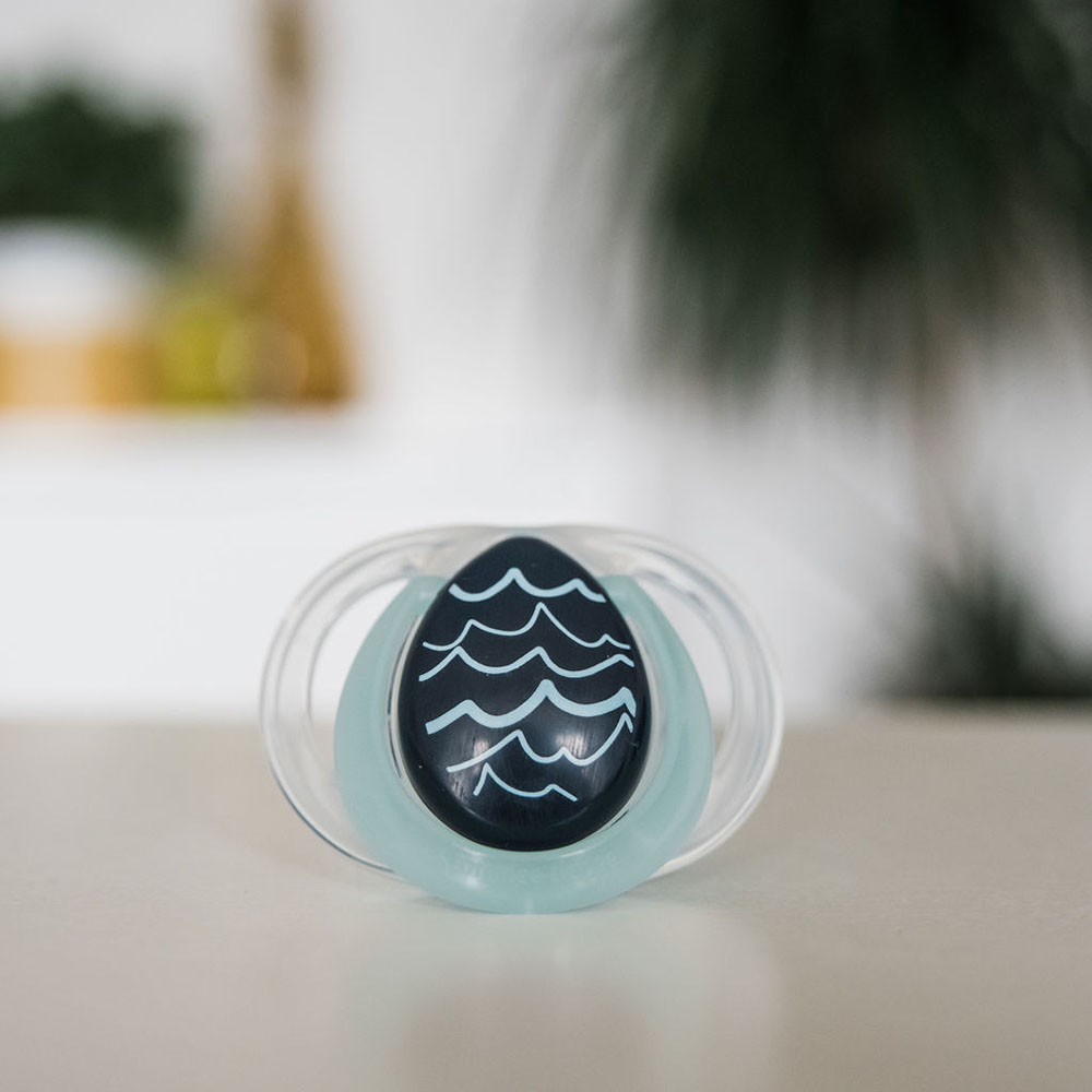 Ty ngậm dạ quang cho bé Tommee Tippee Night Time 0-6 tháng - Cá Voi