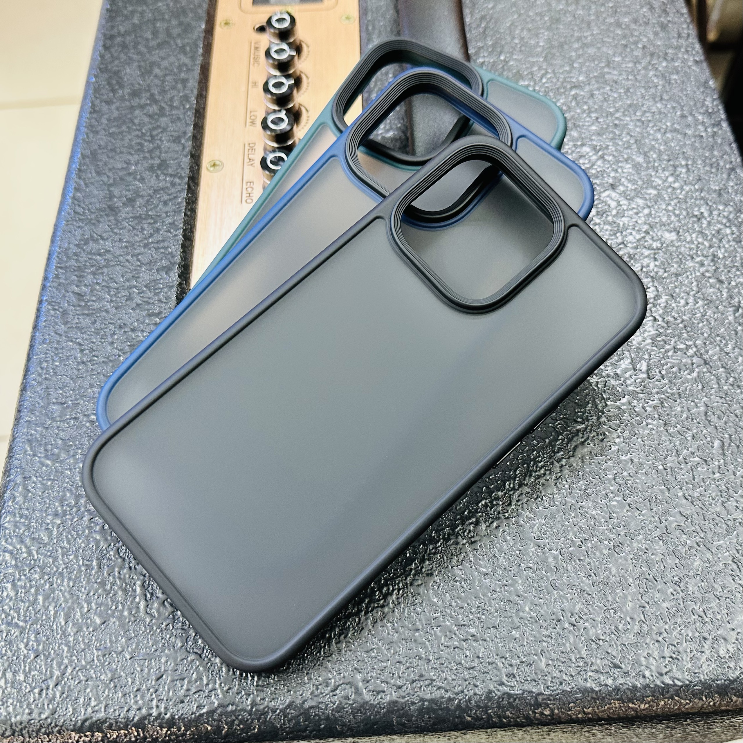 Ốp lưng Likgus lưng nhám viền màu dành cho iPhone 13 Pro - hàng chính hãng