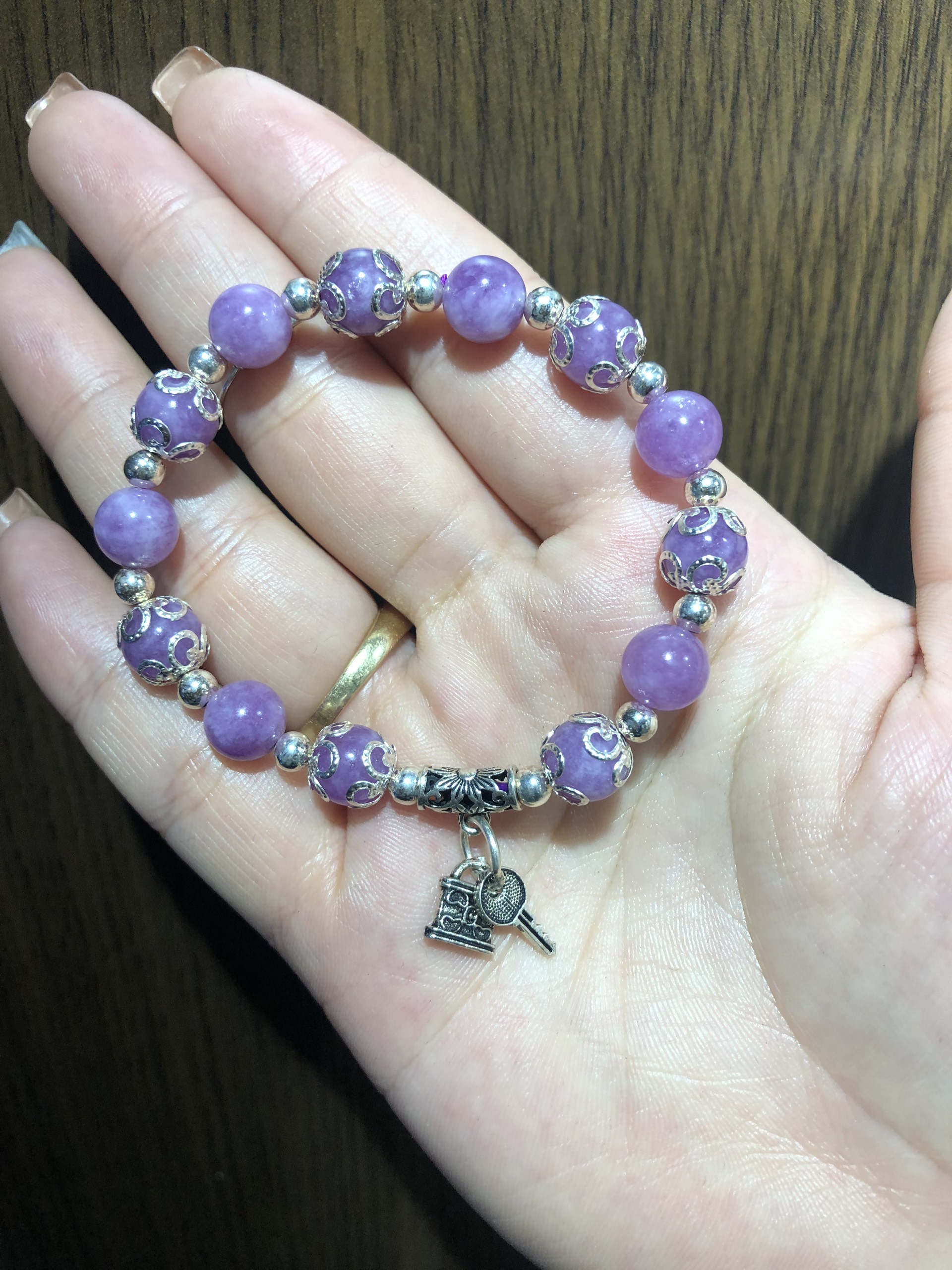 Vòng Đá Thạch Anh Tím Vân 8 Ly Charm Khóa Tình Yêu